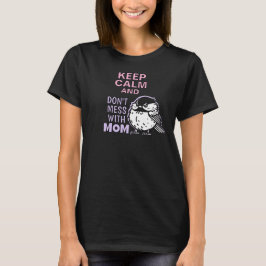 Blijf kalm en knoei niet met mama t-shirt