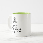 Blijf kalm en laat een eerstejaars het afhandelen tweekleurige koffiemok (Voorkant links)