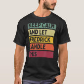 Blijf kalm en laat Fredrick deze retro quote afhan T-shirt (Voorkant)