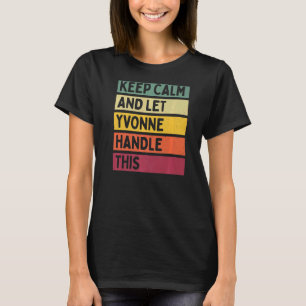 Blijf kalm en laat Yvonne dit citaat retro behande T-shirt