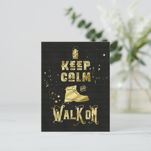 Blijf kalm en lopen op Gold Hiking Boot Typografie Briefkaart (Staand voorkant)
