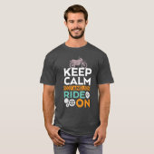 Blijf kalm en ride op de T-shirt van de fietser (Voorkant volledig)