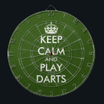 Blijf kalm en speel darts grappig groen dartboard dartbord<br><div class="desc">Blijf kalm en speel darts grappig groen dartboard. Personaliseer dit dartboard met je eigen grappige meme. Trendy muur decor ideeën voor thuis,  pub,  auto,  café,  restaurant,  man grot,  kantoor en andere plaatsen om te ontspannen. Moderne typografie sjabloon met kroon. Groene of aangepaste achtergrondkleur.</div>