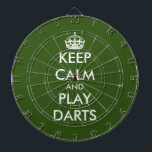 Blijf kalm en speel darts grappig groen dartboard dartbord<br><div class="desc">Blijf kalm en speel darts grappig groen dartboard. Personaliseer dit dartboard met je eigen grappige meme. Trendy muur decor ideeën voor thuis,  pub,  auto,  café,  restaurant,  man grot,  kantoor en andere plaatsen om te ontspannen. Moderne typografie sjabloon met kroon. Groene of aangepaste achtergrondkleur.</div>