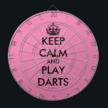 Blijf kalm en speel darts grappig roze dartboard dartbord<br><div class="desc">Blijf kalm en speel darts grappig roze dartboard. Personaliseer dit dartboard met je eigen grappige meme. Trendy muur decor ideeën voor thuis,  pub,  auto,  café,  restaurant,  man grot,  kantoor en andere plaatsen om te ontspannen. Moderne typografie sjabloon met kroon. Roze of aangepaste achtergrondkleur.</div>