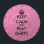 Blijf kalm en speel darts grappig roze dartboard dartbord<br><div class="desc">Blijf kalm en speel darts grappig roze dartboard. Personaliseer dit dartboard met je eigen grappige meme. Trendy muur decor ideeën voor thuis,  pub,  auto,  café,  restaurant,  man grot,  kantoor en andere plaatsen om te ontspannen. Moderne typografie sjabloon met kroon. Roze of aangepaste achtergrondkleur.</div>