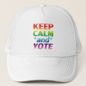 Blijf kalm en stem Rainbow Typography LGBT Pride Trucker Pet (Voorkant)