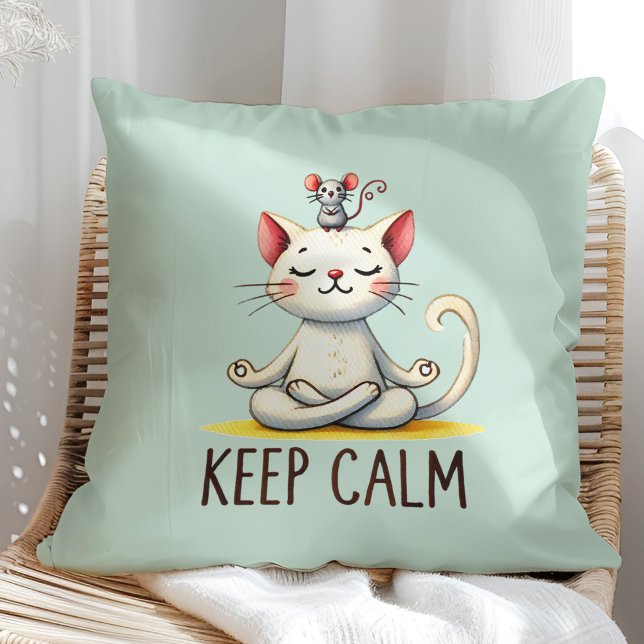 "Blijf kalm" grappige kattenliefhebbers Kussen ("Keep Calm" Funny Cat Lovers Throw Pillow on a sunny boho rattan chair.)