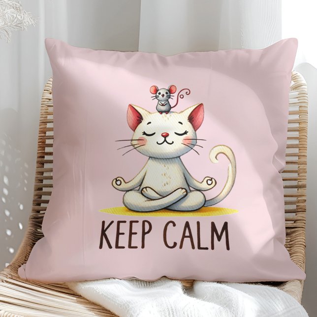 "Blijf kalm" grappige kattenliefhebbers Kussen ("Keep Calm" Funny Cat Lovers Throw Pillow on a sunny boho rattan chair.)