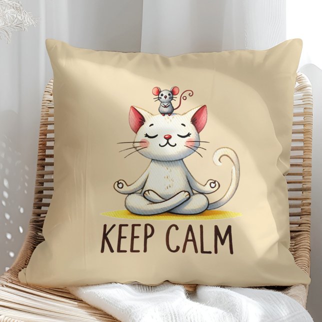 "Blijf kalm" grappige kattenliefhebbers Kussen ("Keep Calm" Funny Cat Lovers Throw Pillow on a sunny boho rattan chair)