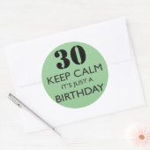 Blijf kalm, het is gewoon een verjaardag ronde sticker (Envelop)