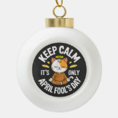 Blijf kalm het is maar 1 april keramische bal ornament (Voorkant)