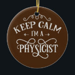 Blijf kalm ik ben fysicus scientist Science Keramisch Ornament<br><div class="desc">Blijf kalm,  ik ben een natuurkundige scientist Science Physics Lover Gift. Perfect gift voor je vader,  moeder,  papa,  mannen,  vrouwen,  vriend en familieleden op de dag van de Thanksgiving,  kerstdag,  Moederdag,  vaderdag,  4 juli,  1776 Onafhankelijke dag,  Veteranendag,  Halloween Dag,  Patrick's Day</div>