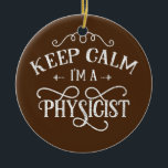 Blijf kalm ik ben fysicus scientist Science Keramisch Ornament<br><div class="desc">Blijf kalm,  ik ben een natuurkundige scientist Science Physics Lover Gift. Perfect gift voor je vader,  moeder,  papa,  mannen,  vrouwen,  vriend en familieleden op de dag van de Thanksgiving,  kerstdag,  Moederdag,  vaderdag,  4 juli,  1776 Onafhankelijke dag,  Veteranendag,  Halloween Dag,  Patrick's Day</div>