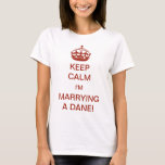 Blijf kalm Ik trouw met een Deen! T-shirt<br><div class="desc">illustratie Engels Houd kalm en draag op ontwerp veranderd voor de nieuwe bruid te zijn! Blijf kalm,  ik trouw met een Deen! Compleet met een koninklijke kroon,  elke bruid moet voelen als een prinses! Felicitatie! Een leuke manier om je vrienden en familie te laten weten dat je gaat trouwen.</div>