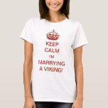 Blijf kalm Ik trouw met een Viking! T-shirt<br><div class="desc">illustratie Engels Houd kalm en draag op ontwerp veranderd voor de nieuwe bruid te zijn! Blijf kalm,  ik trouw met een Viking! Compleet met een koninklijke kroon,  elke bruid moet voelen als een prinses! Felicitatie! Een leuke manier om je vrienden en familie te laten weten dat je gaat trouwen.</div>
