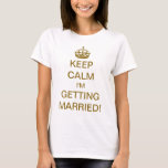 blijf kalm. Ik word getrouwd. Goud T-shirt<br><div class="desc">Gemakkelijk om tekst aan te passen. illustratie Engels Keep Calm en Carry On design aangepast voor de nieuwe bruid! Blijf kalm, ik word getrouwd. Met een gouden koninklijke kroon zou elke bruid zich als een prinses moeten voelen. Felicitatie! Een leuke manier om je vrienden en familie te laten weten dat...</div>