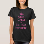 blijf kalm. Ik word getrouwd. T-shirt<br><div class="desc">illustratie Engels Keep Calm en Carry On design aangepast voor de nieuwe bruid! Blijf kalm,  ik word getrouwd. Met een roze roze kroon zou elke bruid zich moeten voelen als een prinses. Felicitatie! Een leuke manier om je vrienden en familie te laten weten dat je gaat trouwen.</div>