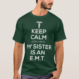 Blijf kalm mijn zus is een EMT T voor zuster T-shirt