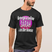 Blijf kalm Sarah is in het huis Sarah naam T-shirt (Voorkant)