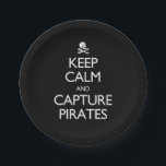 Blijf Kalmpjes en Vang Piraten Papieren Bordje<br><div class="desc">Piraat thema ontwerp met een oude piraten vlag afbeelding van een schedel en gekruiste botten samen met een blik op de oude Britse Blijf Kalmpjes posters. Deze zegt Blijf Kalmpjes en Vang Piraten - perfect voor Halloween, Praat Als Een Piraat Dag of een piraat thema verjaardagsfeestje of een ander piraten...</div>