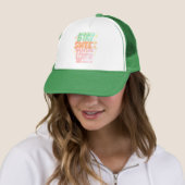 "Blijf lief, denk wild" - Speelse positiviteit Des Trucker Pet (In situ)