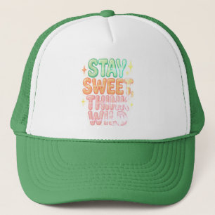 "Blijf lief, denk wild" - Speelse positiviteit Des Trucker Pet