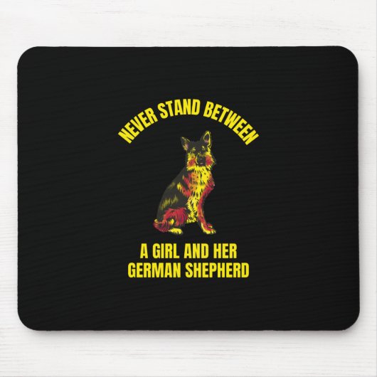 Blijf nooit tussen een meisje en haar Duitse herde Muismat (Voorkant)
