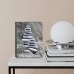 Blijf op een evenwichtige manier met Rock Cairns M Houten Kist Print<br><div class="desc">Zwart geschilderd,  houten kistje ontworpen om te hangen of te staan met het foto-afbeelding van een paar rotskarijnen gemaakt met platte,  ronde steentjes,  samen met een inspirerende / motivatie woorden die luidt: "Blijf in balans."</div>