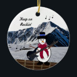 Blijf op Rocking Snowman Guitar Ceramic Ornament<br><div class="desc">Een fantastisch vakantiemodel voor een leuke muzieleraar of iemand die graag op zijn gitaar jam. Een fret board met een jammin' sneeuwman die zijn elektrische gitaar speelt,  hier op een sneeuwachtergrond. Verander het bericht als je wilt.</div>