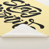 Blijf positief geel sherpa deken (3/4)