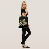 Blijf positief geel tote bag (Op model)