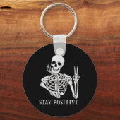 Blijf positief Nooit Beter Skelet Grappig Hallowee Sleutelhanger (Voorkant)