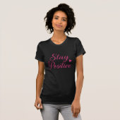 Blijf positief - Vrouwelijke kalligrafie T-shirt (Voorkant volledig)