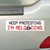 Blijf protesteren: Ik herladen. Bumpersticker (Op auto)