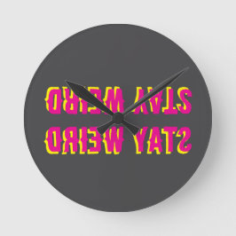 Blijf raar achterstevoren – roze zwart geel ronde klok