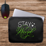 Blijf rare kosmische eigenzinnige Motivatie zin Laptop Sleeve<br><div class="desc">Voeg een gedurfde scheut persoonlijkheid toe met dit levendige "Stay Weird" -ontwerp, met de hand geschreven door de kunstenaar en geaccentueerd met magische sterren. De contrasterende neon groen-witte poppen tegen een diep zwarte achtergrond, waardoor een visueel opvallend en opbeurend stuk ontstaat voor iedereen die anders durft te zijn. Of je...</div>
