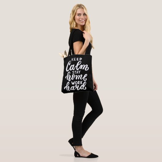 Blijf rustig aan thuiswerk hard tote bag (Op model)