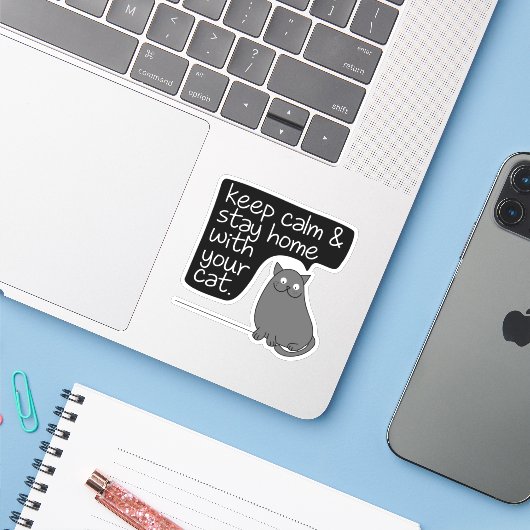Blijf rustig en blijf thuis met uw kat sticker (Laptop met iPhone)