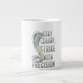 Blijf scherp, raak met precisie - Cobra Design Grote Koffiekop (Voorkant)