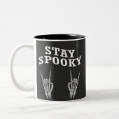 Blijf spoky Skeleton Hands Halloween Spooky Cute Tweekleurige Koffiemok (Links)