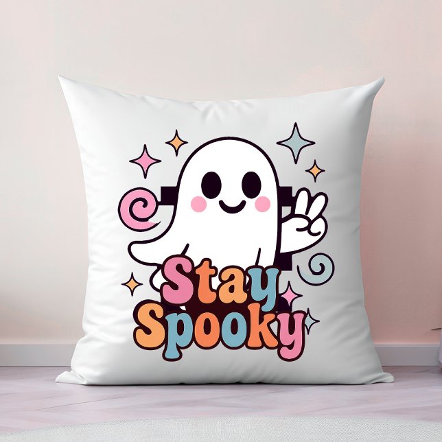 Blijf Spooky Groovy Ghost Retro Pastel Halloween Kussen (Celebrate Halloween season in style with this groovy ghost stay spooky design.)