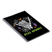 Blijf Spooky Halloween Skeleton Hand Notitieboek (Rechterzijde)