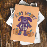 Blijf Spooky Schattige Skeleton Dog Halloween Briefkaart<br><div class="desc">De boodschap op de voorkant van dit briefkaart leest STAY SPOOKY boven een schattige afbeelding van een patchwork stijl gevulde hond met een skelet zichtbaar op zijn buik en een paar patchwork pompoenen. De achterkant van deze kaart is leeg,  zodat u in uw eigen bericht kunt schrijven.</div>