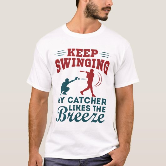 Blijf swingen grappige softbal pitcher speler coac t-shirt (Voorkant)