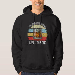 Blijf thuis, drink bourbon en aai de hond hoodie