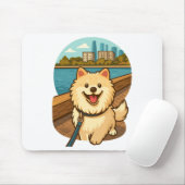 Blijke Samojed Wandelt langs het Stads Waterfront Muismat (Met muis)