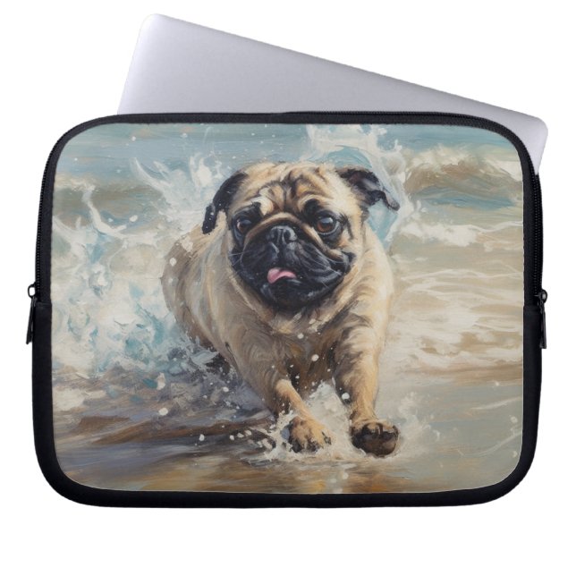 Blijpe Pug op het Strand Laptop Sleeve (Voorkant)