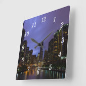 Bliksem boven de wandklok van de Chicago River (Hoek)