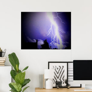 Bliksem in een donkerblauwe lucht poster